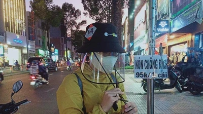 'Sốt' mũ có kính bảo hộ phòng dịch COVID-19