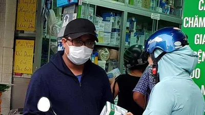 Khẩu trang: Chợ mạng loạn giá, siêu thị không tăng