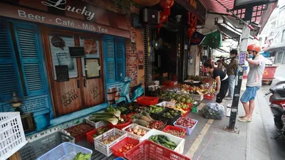 Quán bar ở phố nổi tiếng TP.HCM nhộn nhịp nhờ bán thịt, cá, rau