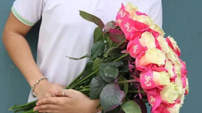 Hoa hồng 'độc' in chữ 8-3 giá cao ngất ngưởng