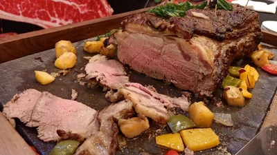 Ăn thịt nấu chưa chín kỹ có thể mắc bệnh đậu mùa khỉ