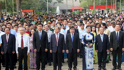 Bí thư Đinh La Thăng dâng hương tưởng niệm các vua Hùng