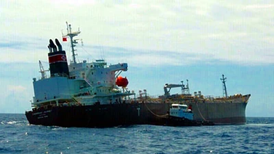 Bơm gần 10 ngàn tấn dầu để cứu tàu chở hóa chất