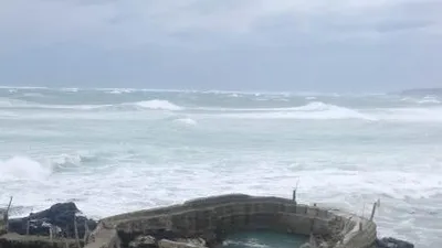 Gió giật mạnh, sóng biển dâng cao tại Phú Quý