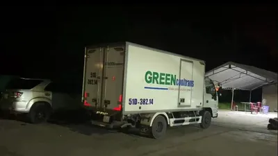 Sốc: 15 người có cả trẻ em trong thùng xe đông lạnh 'thông chốt'