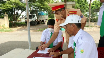 CSGT Bình Thuận yêu cầu tài xế cam kết 'Đã uống rượu, bia - Không lái xe'