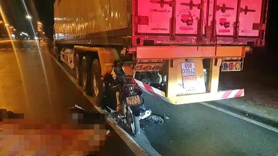Xe máy tông dính chặt vào đuôi container, nam thanh niên tử vong