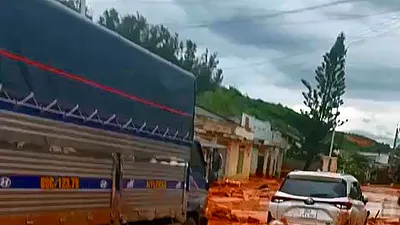 Lũ cát đỏ ập xuống đường ven biển Phan Thiết làm sập mố cầu, phong tỏa cả tuyến đường