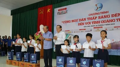 Chương trình 'Cùng ngư dân thắp sáng đèn trên biển' đến với ngư dân Quảng Trị