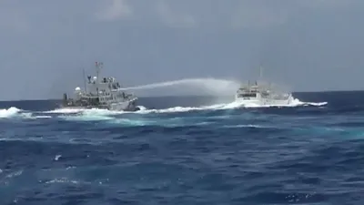 Clip tàu Trung Quốc dùng vòi rồng bắn vào tàu kiểm ngư Việt Nam