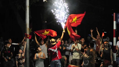  CĐV xuống đường ăn mừng chiến thắng của U19 Việt Nam