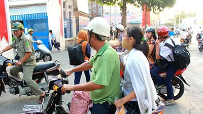 Ngày đầu tiên xử phạt việc đội mũ bảo hiểm với trẻ trên 6 tuổi
