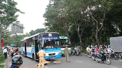 Xe buýt cán chết người, cửa ngõ Tân Sơn Nhất kẹt cứng