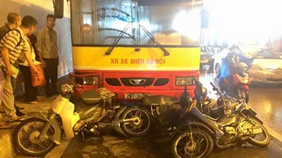 Trú mưa dưới hầm, hàng loạt xe máy bị xe buýt tông