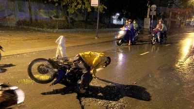 Nhiều người dân té ngã vì sụp đường cống đang thi công