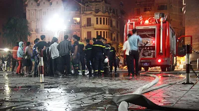 Cháy lớn tại tòa nhà CT1 Vimeco trong đêm tối