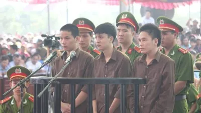 Chật kín người đến xem phiên xử vụ thảm sát Bình Phước