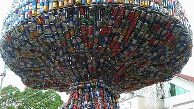 Độc đáo cây thông Noel 18 m làm từ hàng ngàn vỏ lon