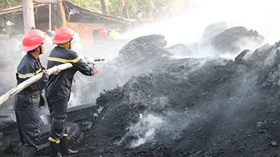 Cháy lớn, kho phế liệu chứa vỏ xe ô tô cũ bị thiêu rụi