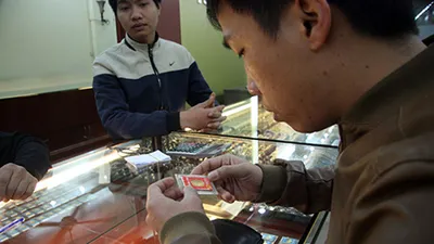 Chen nhau mua vàng lấy 'vía' thần tài đầu năm