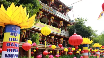 Sài Gòn rực rỡ cờ hoa đón lễ Phật đản