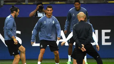Zidane xoa dịu, Ronaldo cười tươi như hoa trên sân tập