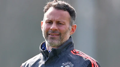 Huyền thoại MU… kêu gọi Mourinho ‘đầu hàng’ Man City