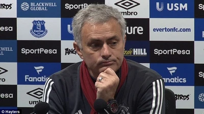 Mourinho thẳng thừng chỉ trích huyền thoại MU