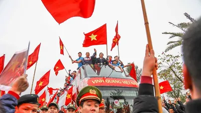 U-23 VN diễu hành hơn 4 giờ trên xe buýt giữa biển NHM