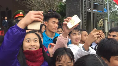 Hàng ngàn người đón thủ môn Bùi Tiến Dũng ở quê nhà