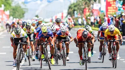 Nguyễn Thành Tâm 'xé' áo vàng chặng 15 Cúp Truyền hình