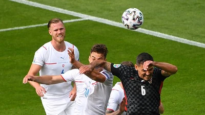 VAR thật lố bịch