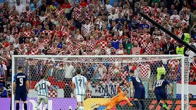 HLV Croatia bất bình với quả penalty đáng ngờ của Messi