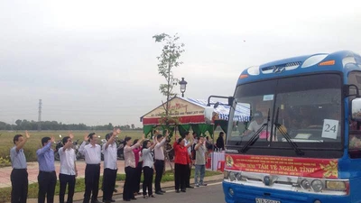 Lãnh đạo TP.HCM ra tận xe tiễn công nhân về tết