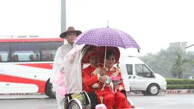 Lễ cưới của 100 cặp đôi công nhân, rước dâu bằng xe đạp