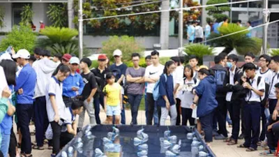 Học sinh phổ thông hào hứng đua thuyền lập trình