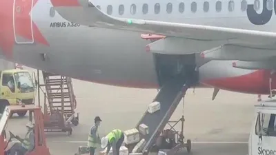 Nhân viên sân bay ném hành lý của khách như ném gạch 