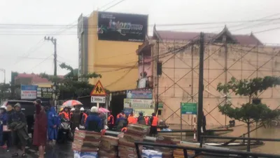 Nhu yếu phẩm đã đến vùng rốn lũ Hàm Ninh, Quảng Bình