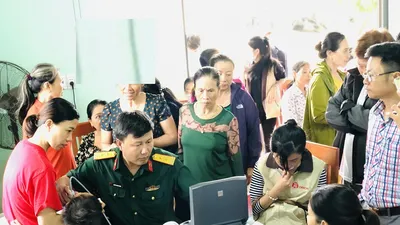 Bác sĩ quân y về vùng lũ Quảng Bình khám bệnh cho dân
