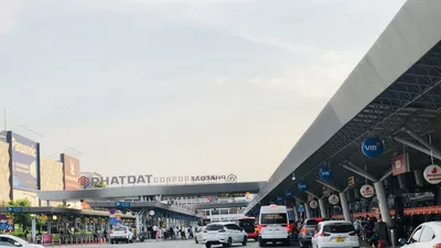 Xe đón khách tại sân bay Tân Sơn Nhất phải niêm yết đường dây nóng