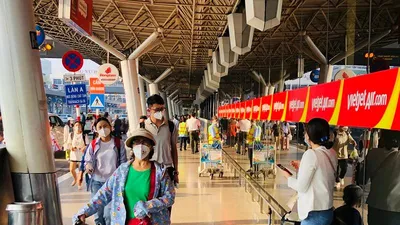 Sân bay Tân Sơn Nhất và Nội Bài thông thoáng trong ngày đầu kỳ nghỉ lễ