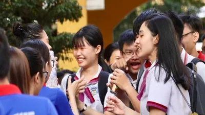 Sĩ tử cả nước bước vào môn thi THPT đầu tiên