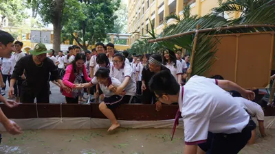 Học sinh lội bùn bắt cá ngay giữa sân Trường Trưng Vương
