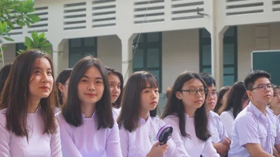 Học sinh trường THPT Lê Qúy Đôn, quận 3 trong lễ khai giảng năm học