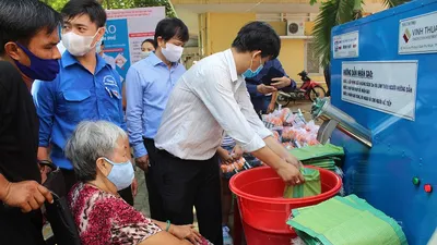 Hội Nhà báo TP.HCM trao tặng ATM gạo cho người nghèo