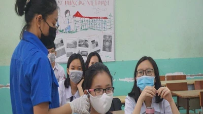 Đi học trở lại, học sinh TP.HCM kín mít khẩu trang