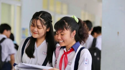 Thí sinh tham dự kỳ thi tuyển sinh 10 tại điểm thi trường THCS Đống Đa, quận Bình Thanh. Ảnh: HOANG GIANG