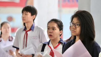 Thí sinh kiểm tra giấy tờ trước khi vào thi. Ảnh: HOÀNG GIANG