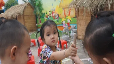 Trẻ xay gạo, nặn tò he, chơi bóng nước giữa sân trường