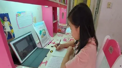 Ngày đầu chính thức học online: Phụ huynh liên tục chất vấn cô về bài giảng! 